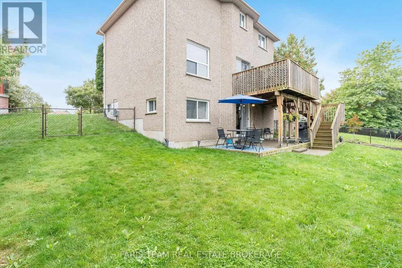 7 ROUND LEAF COURT