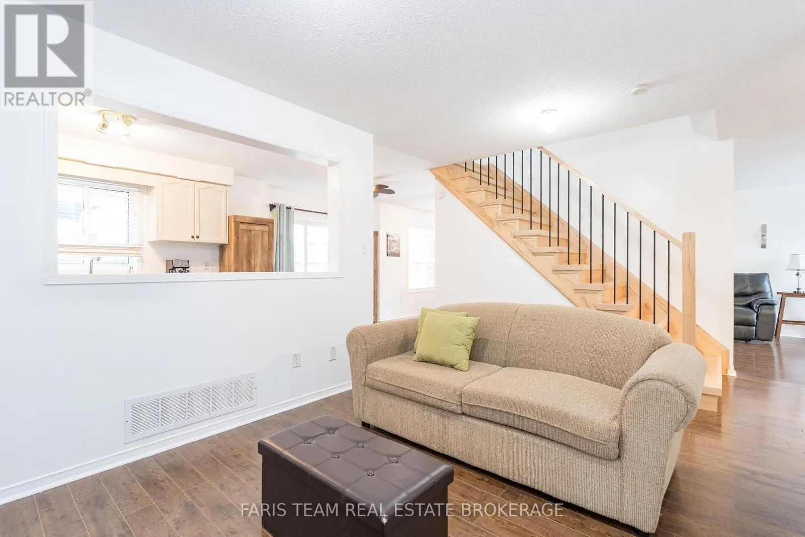 7 ROUND LEAF COURT