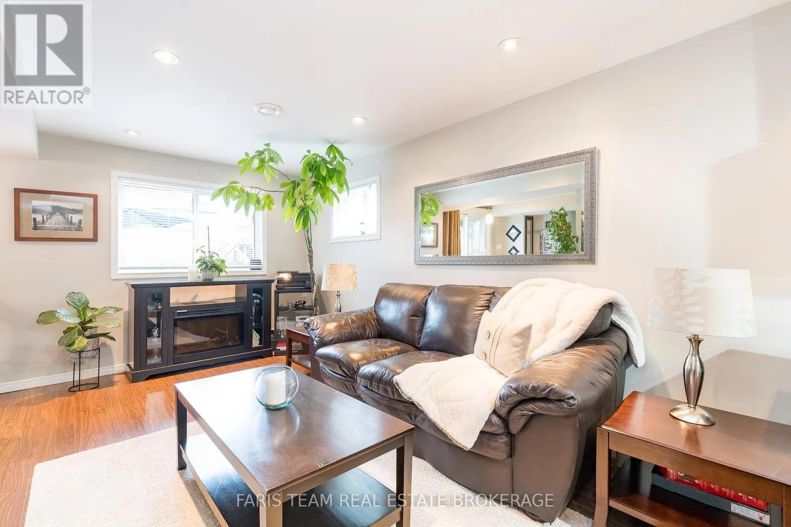 7 ROUND LEAF COURT