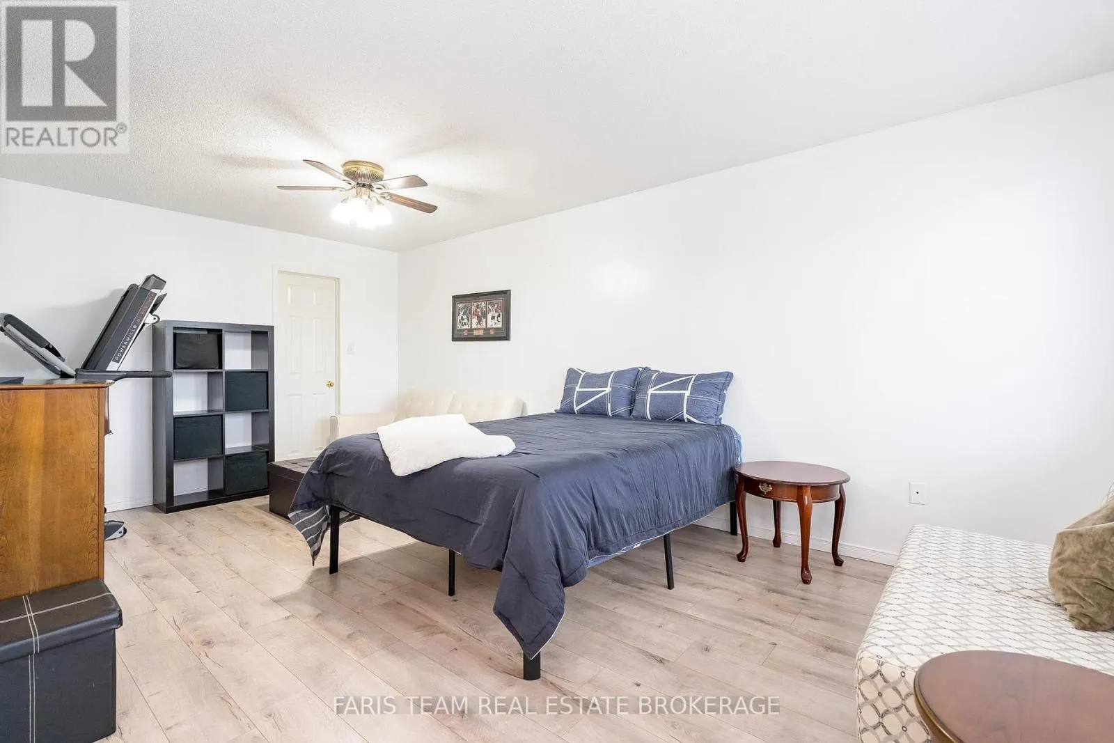 7 ROUND LEAF COURT