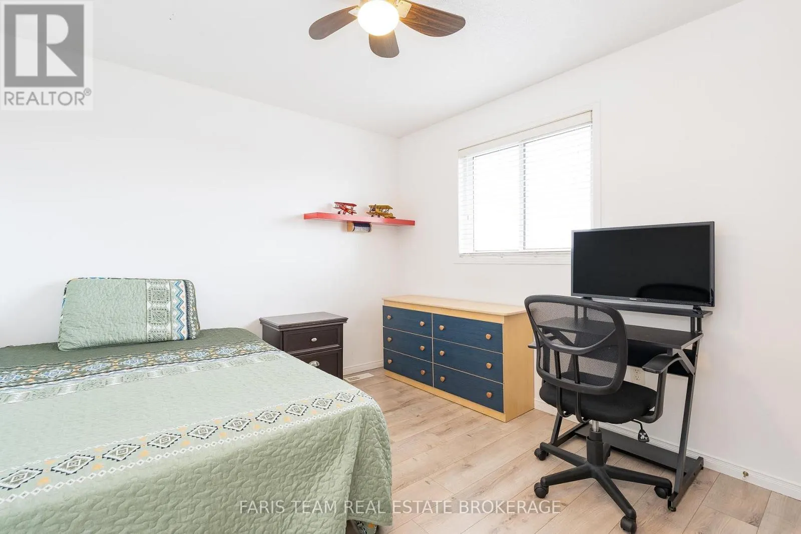 7 ROUND LEAF COURT