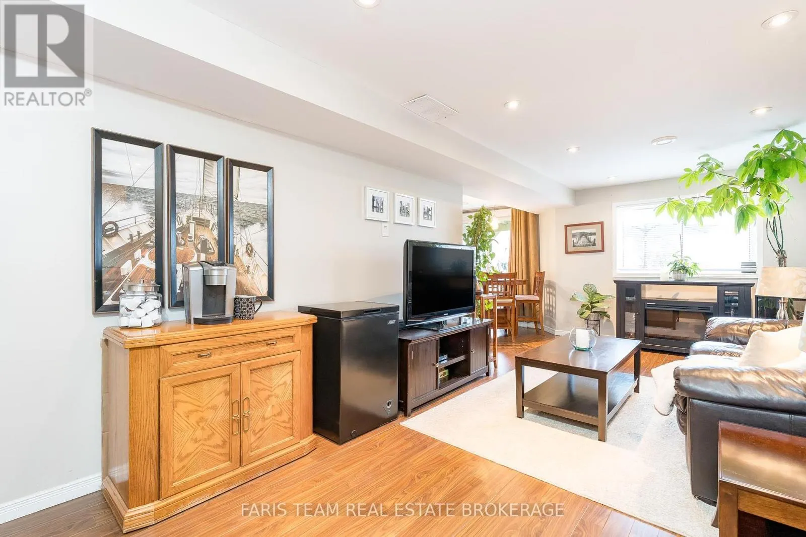 7 ROUND LEAF COURT