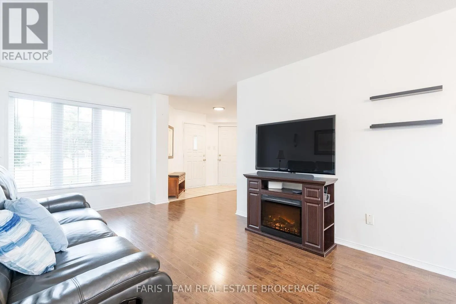 7 ROUND LEAF COURT