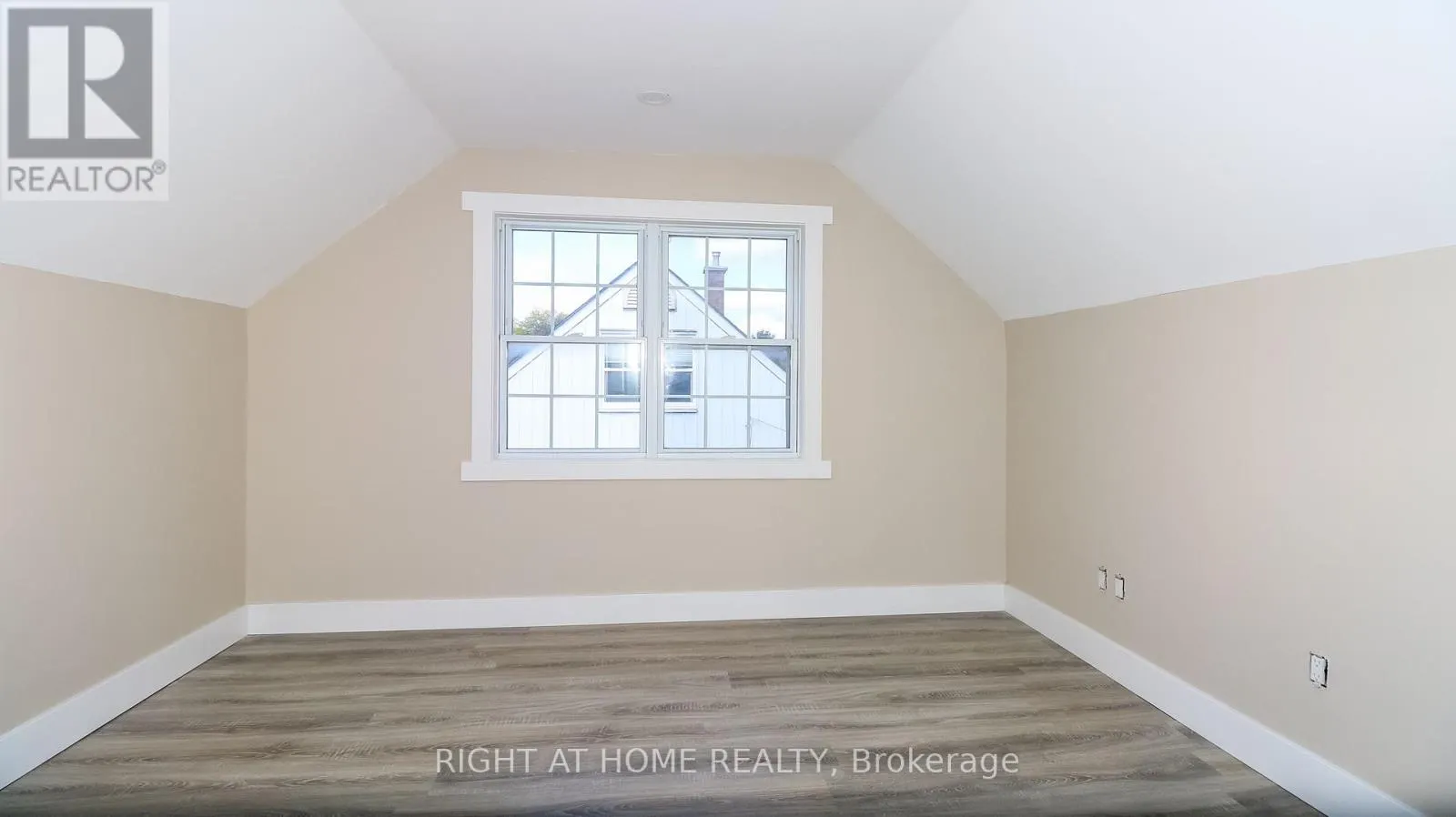 11 NEWTON STREET W