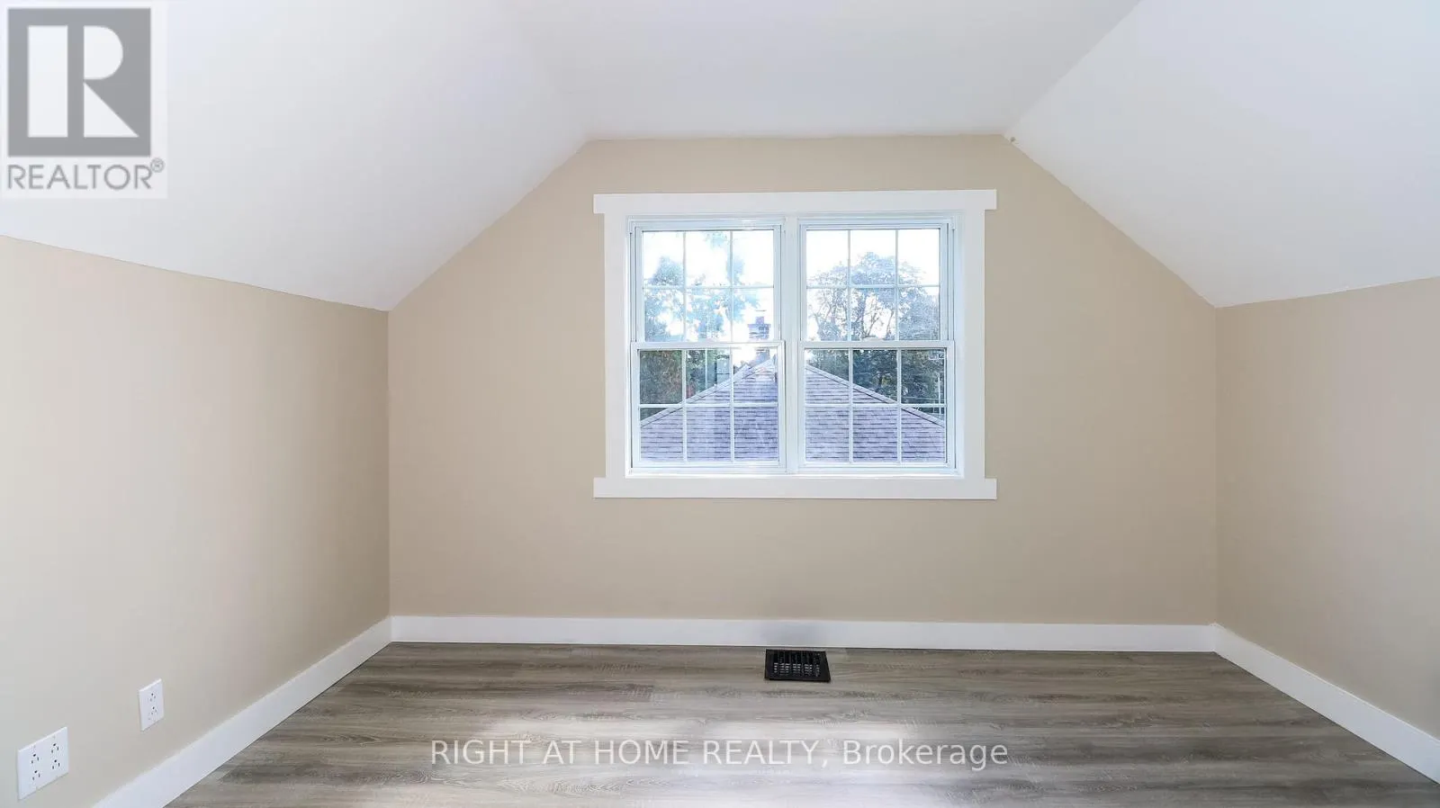 11 NEWTON STREET W