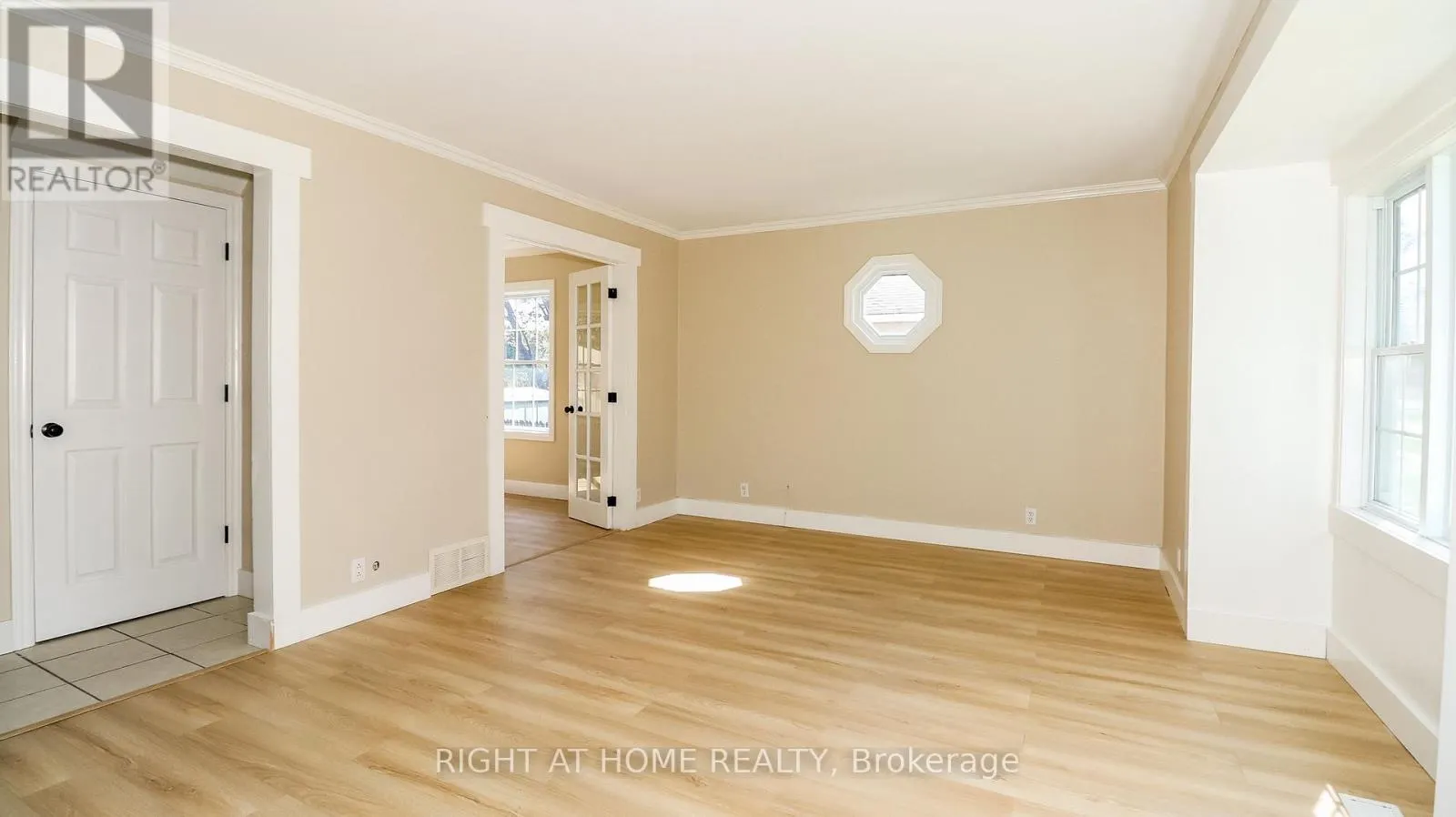 11 NEWTON STREET W