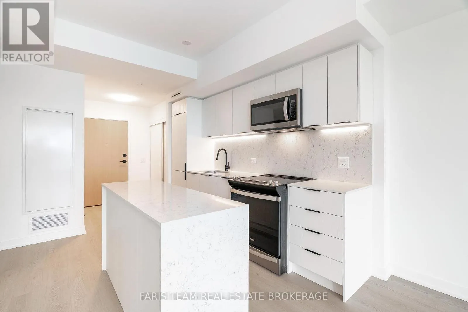 412 - 31 HURON STREET