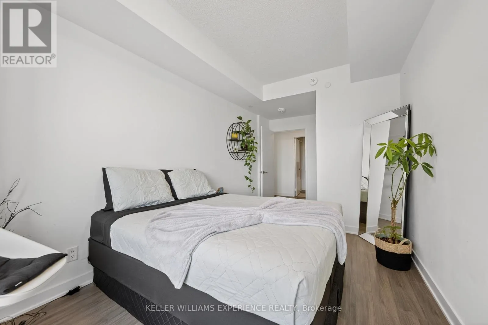 328 - 681 YONGE STREET