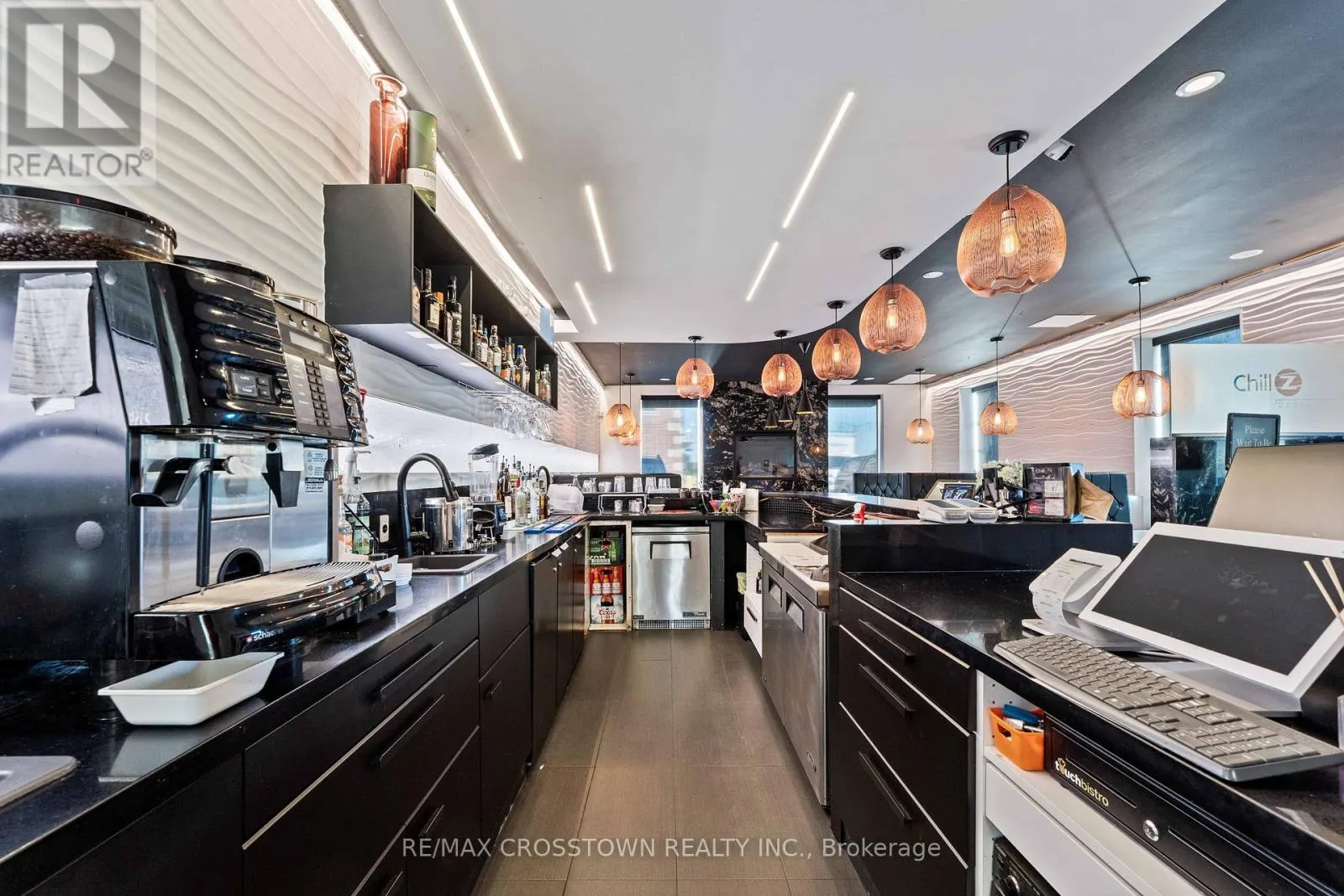 UNIT 102 - 89 DUNLOP STREET E