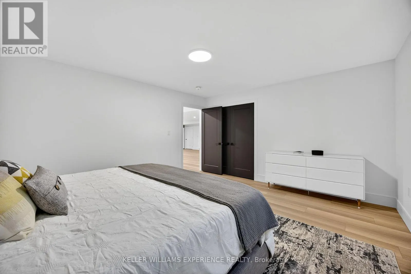 1016 LAKESHORE ROAD E