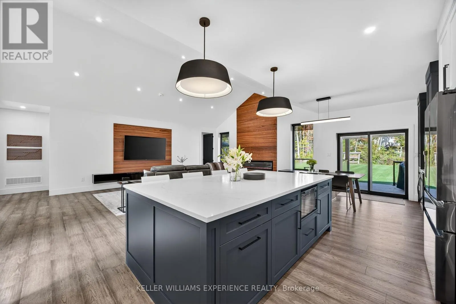 1016 LAKESHORE ROAD E