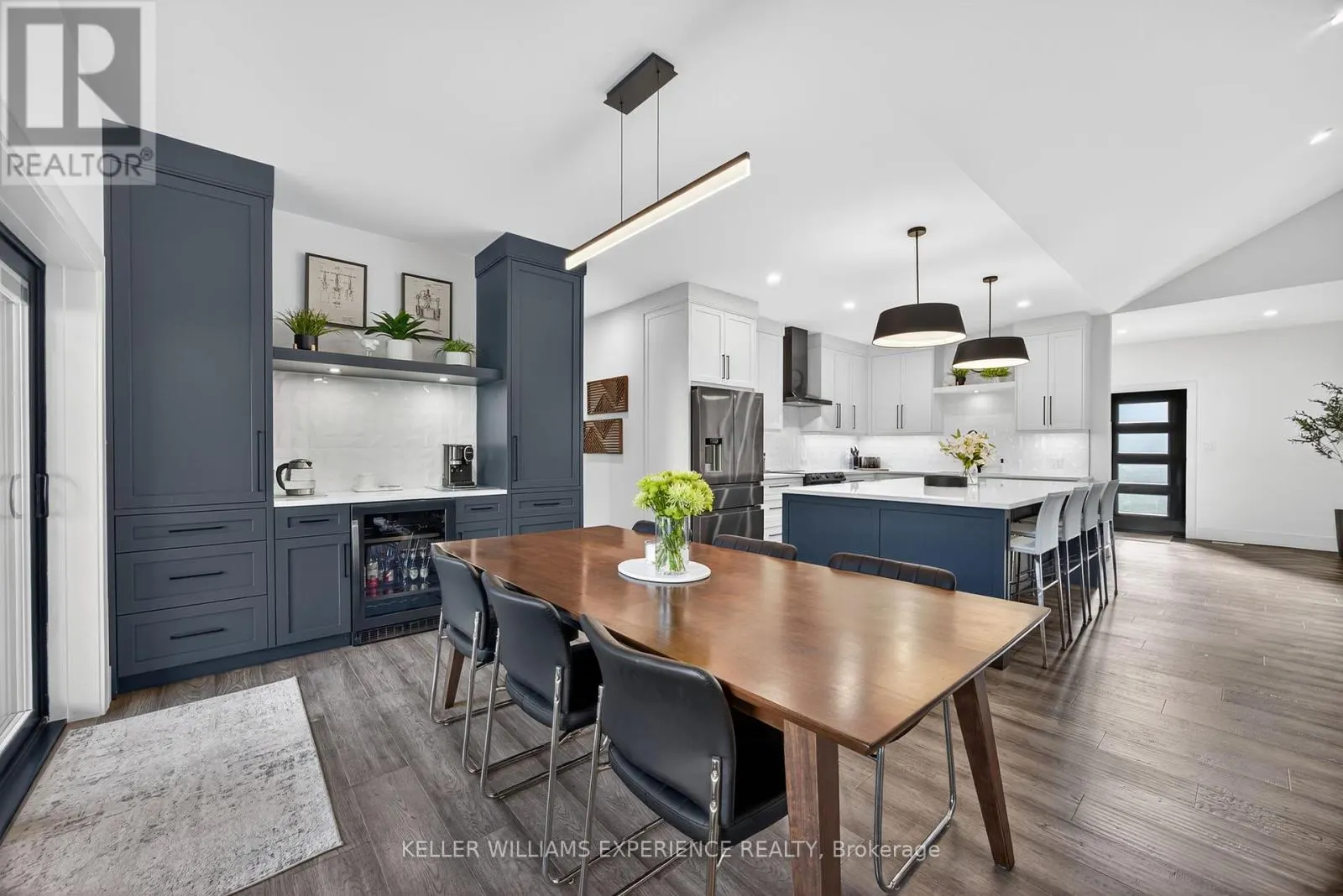 1016 LAKESHORE ROAD E