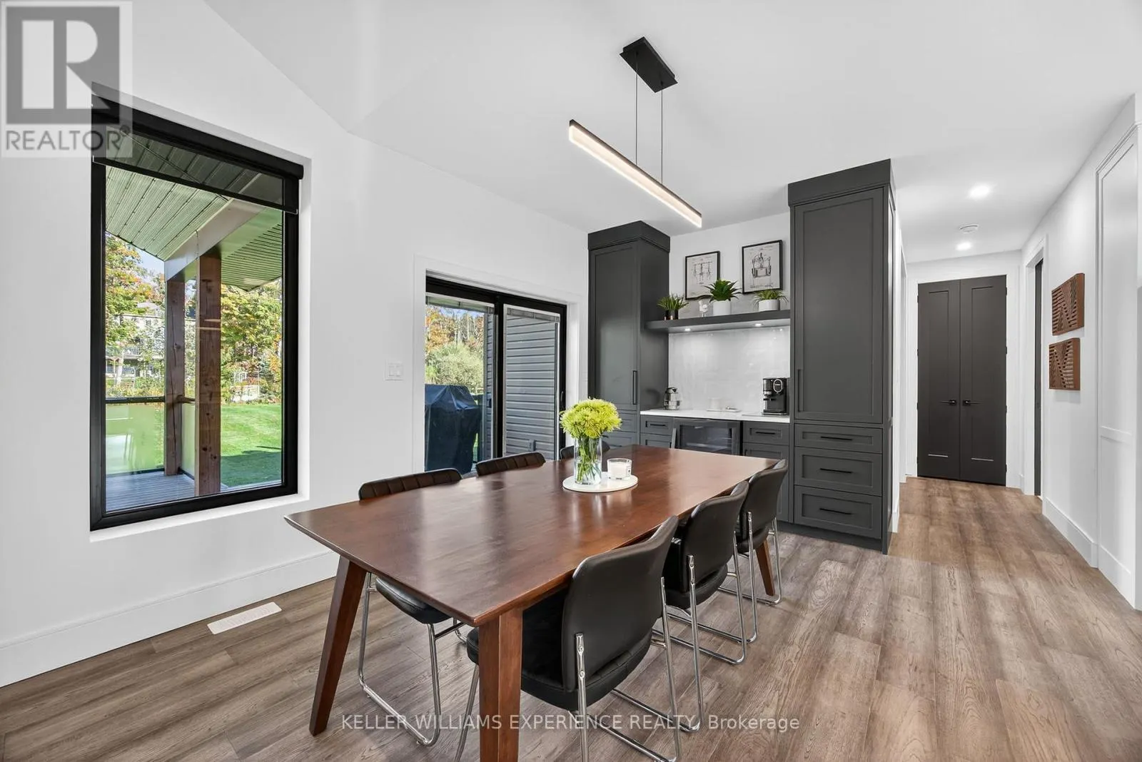 1016 LAKESHORE ROAD E