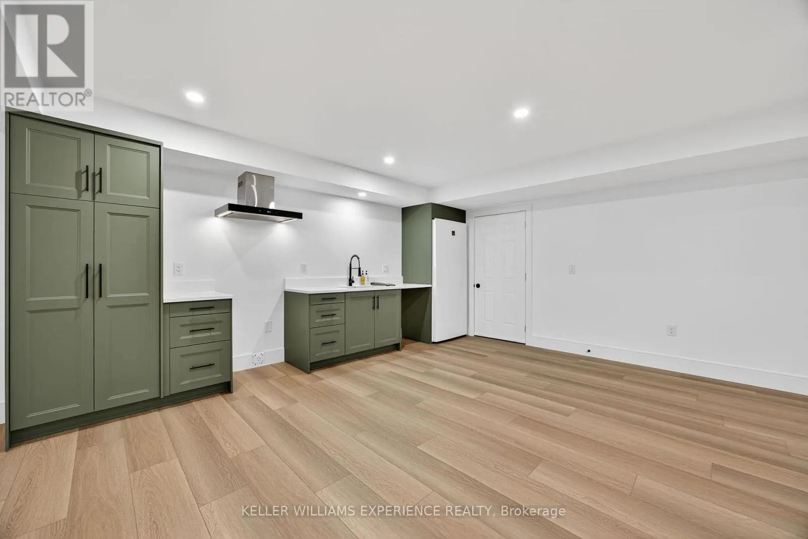 1016 LAKESHORE ROAD E