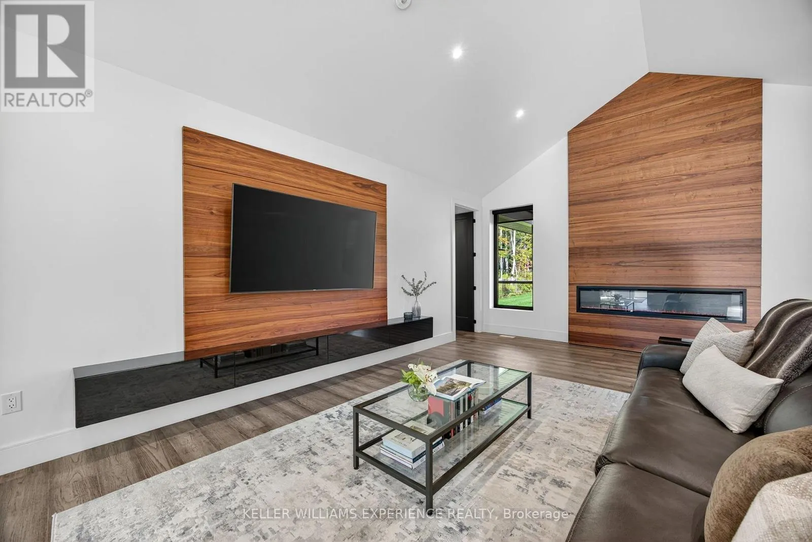 1016 LAKESHORE ROAD E