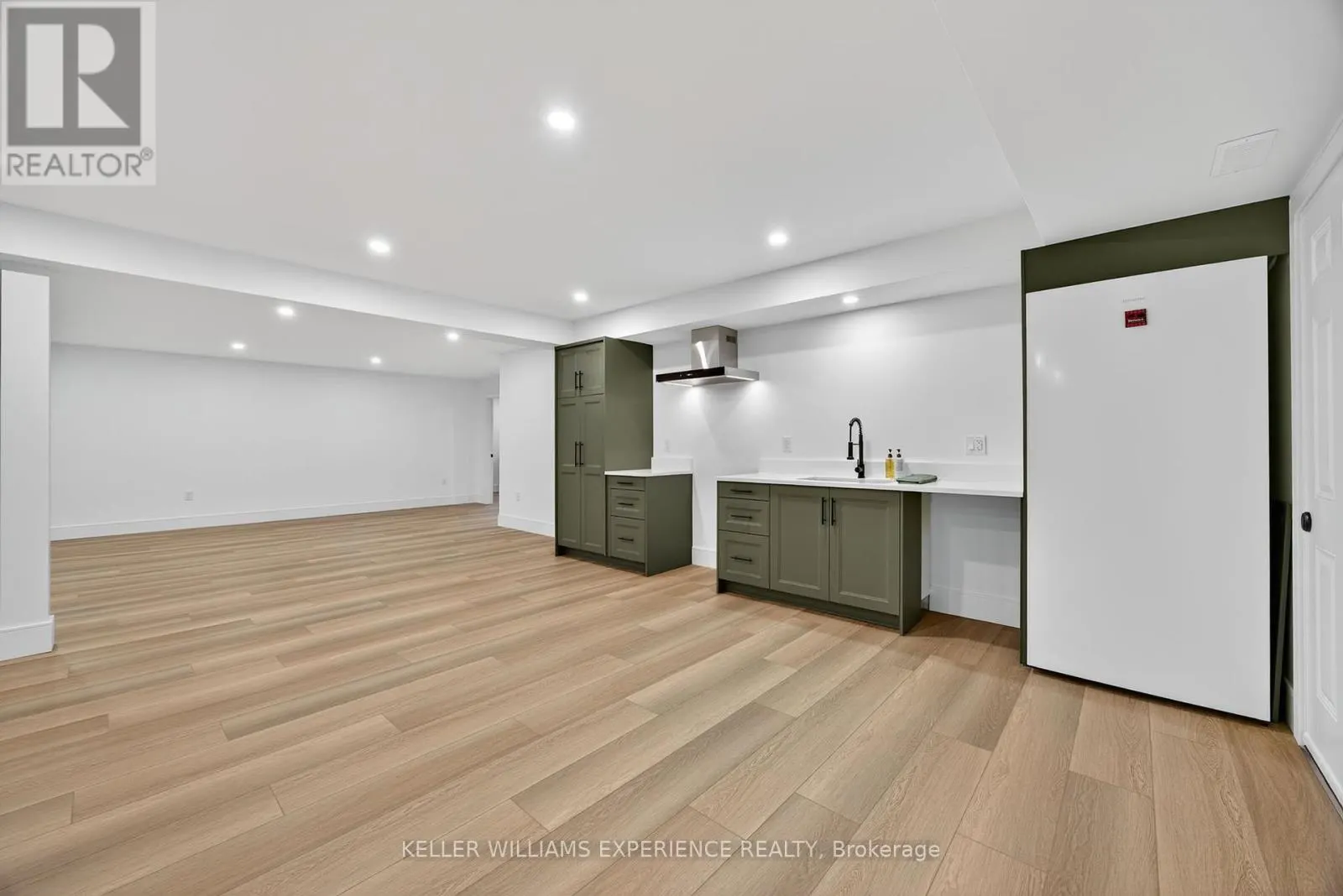 1016 LAKESHORE ROAD E