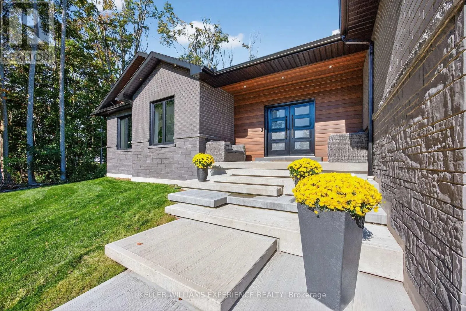 1016 LAKESHORE ROAD E