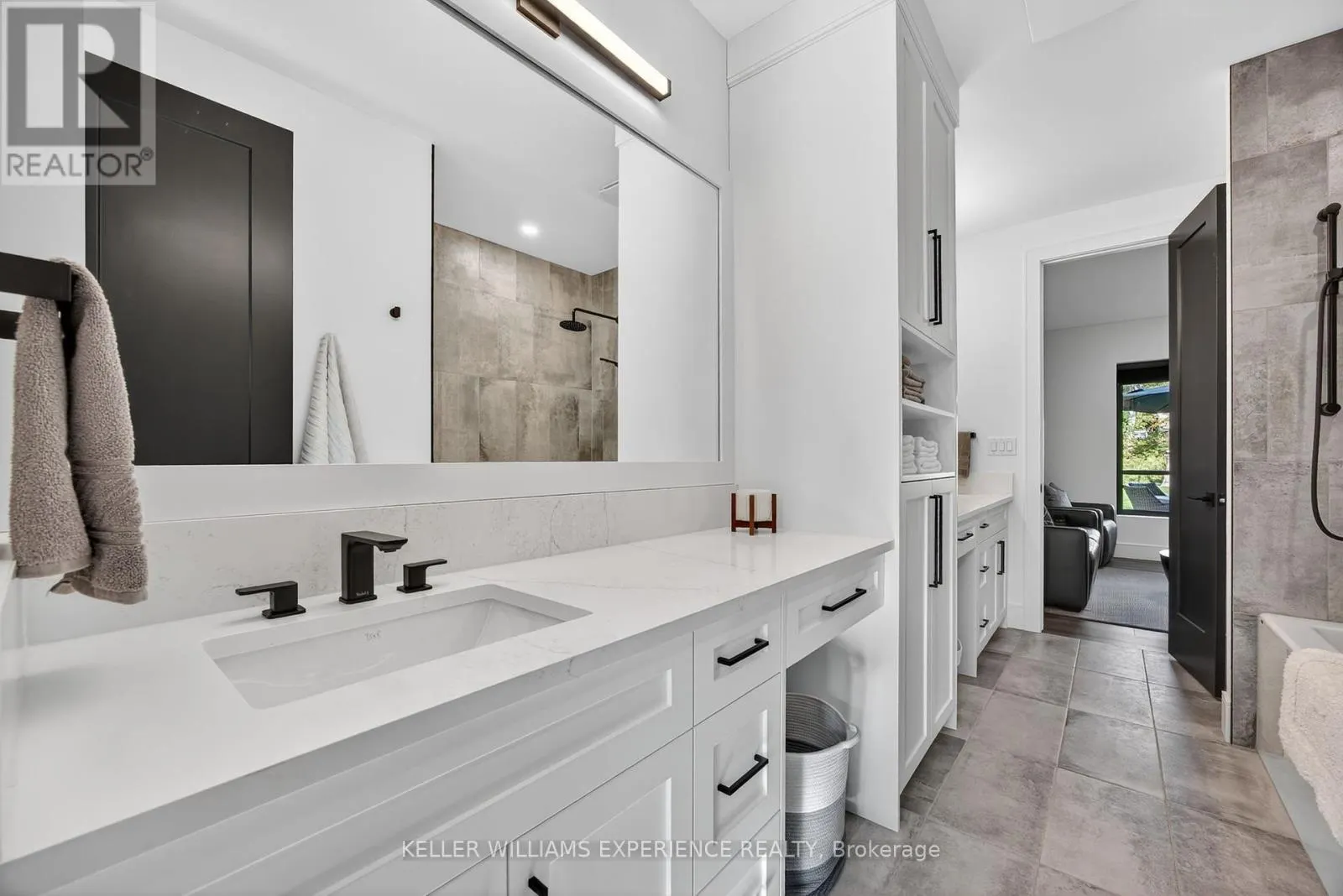 1016 LAKESHORE ROAD E