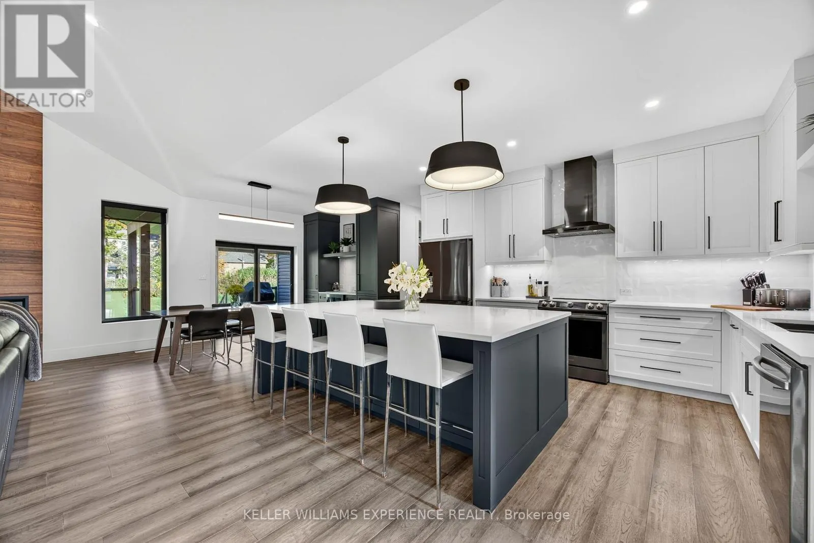 1016 LAKESHORE ROAD E