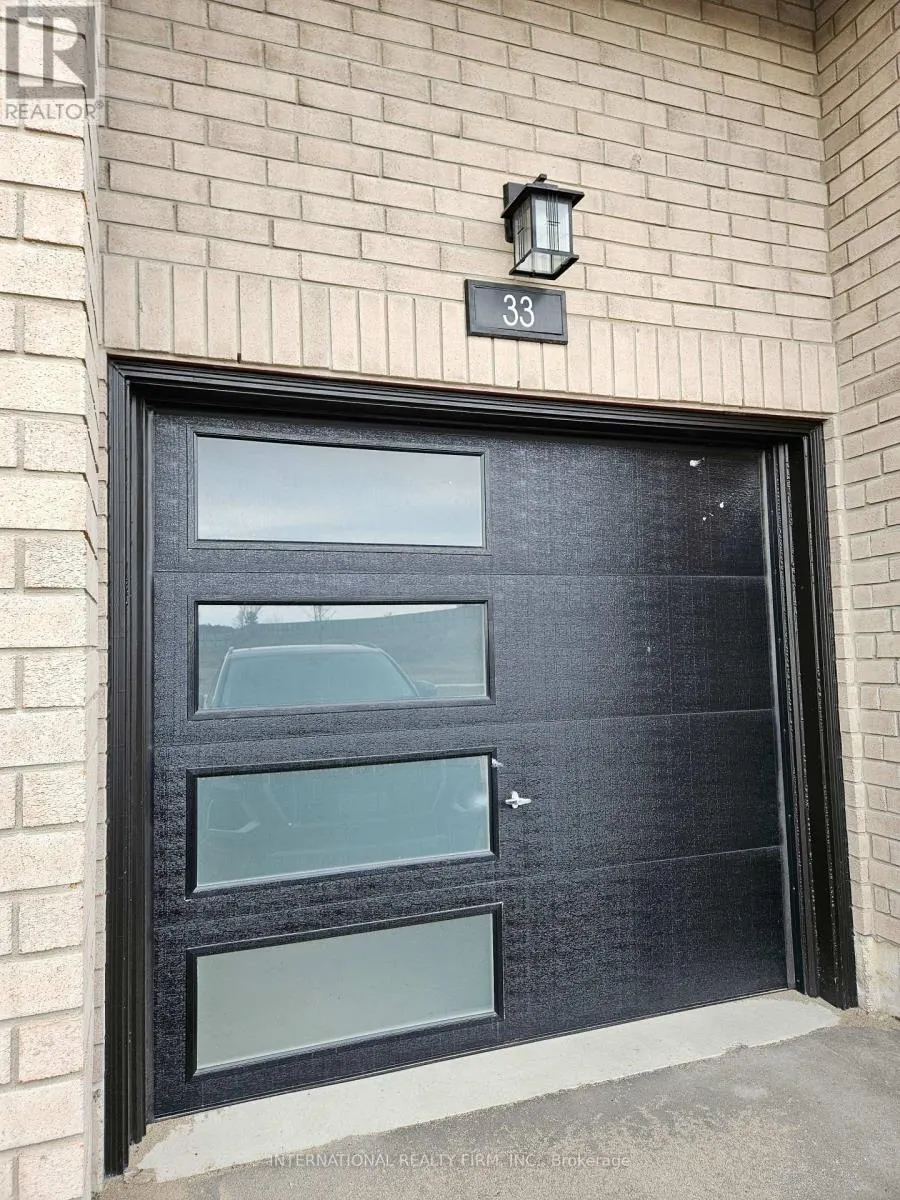 33 TURNBERRY LANE