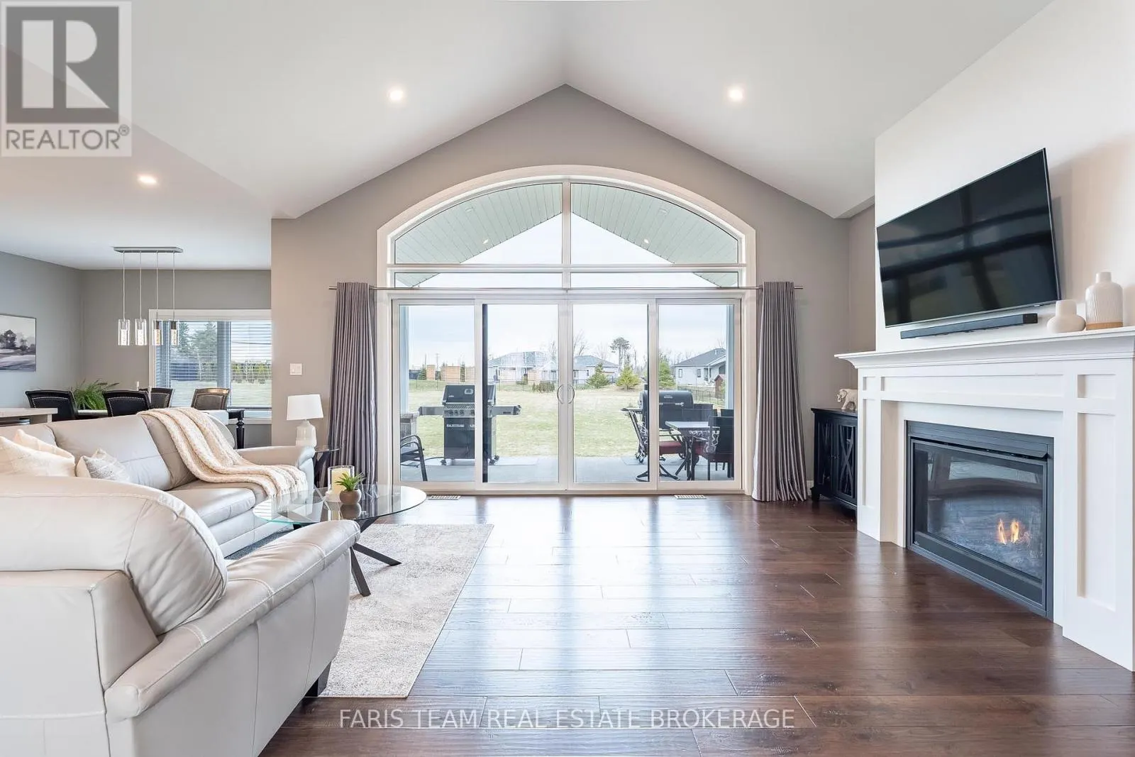 5 BREANNA BOULEVARD