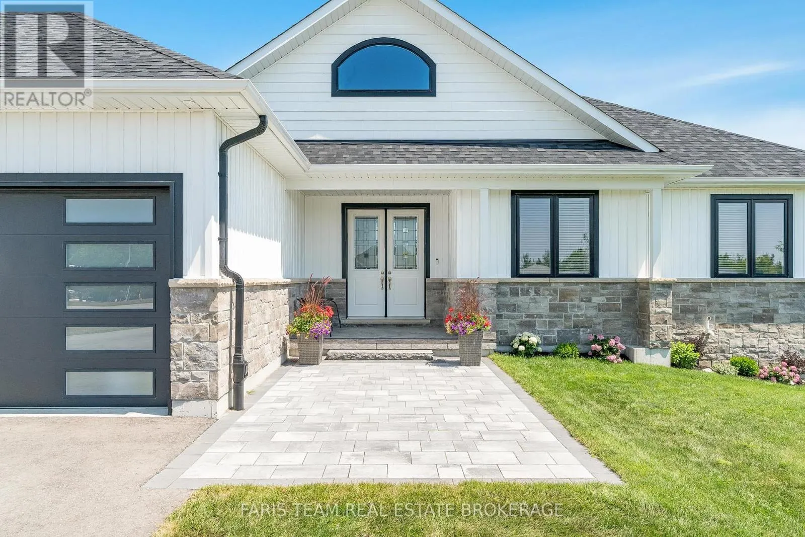 5 BREANNA BOULEVARD