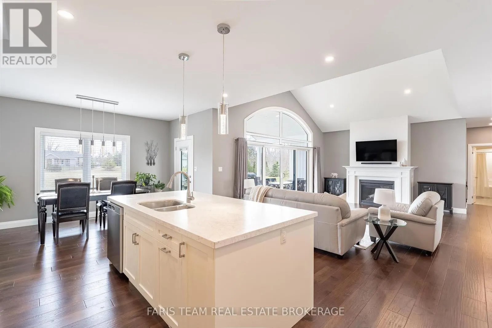 5 BREANNA BOULEVARD