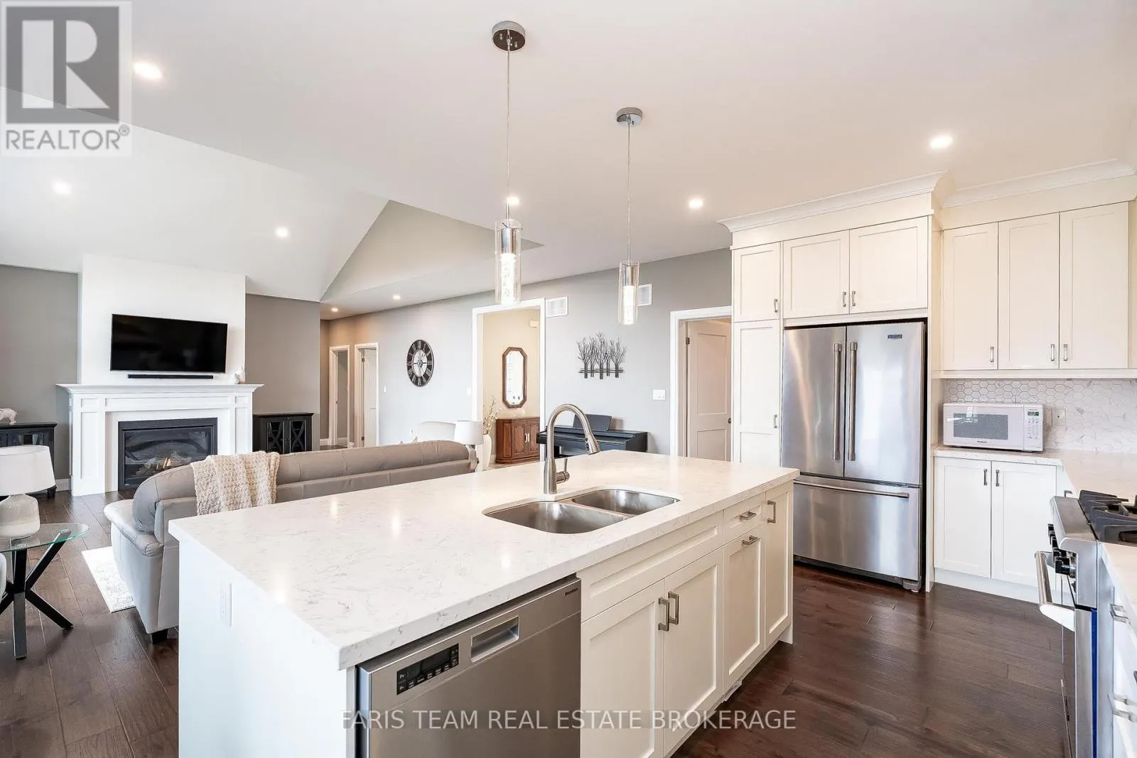 5 BREANNA BOULEVARD