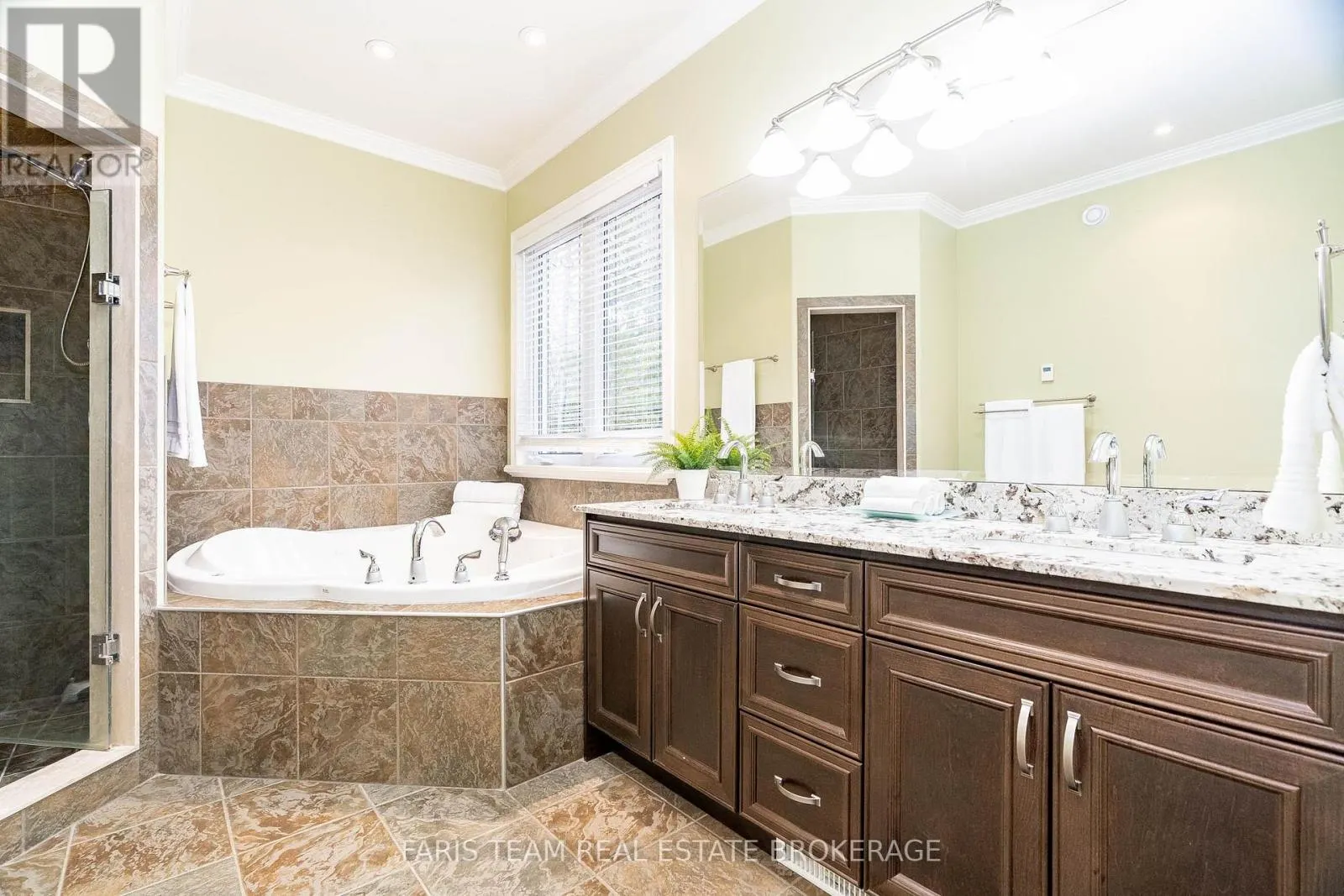 138 KNOX ROAD E