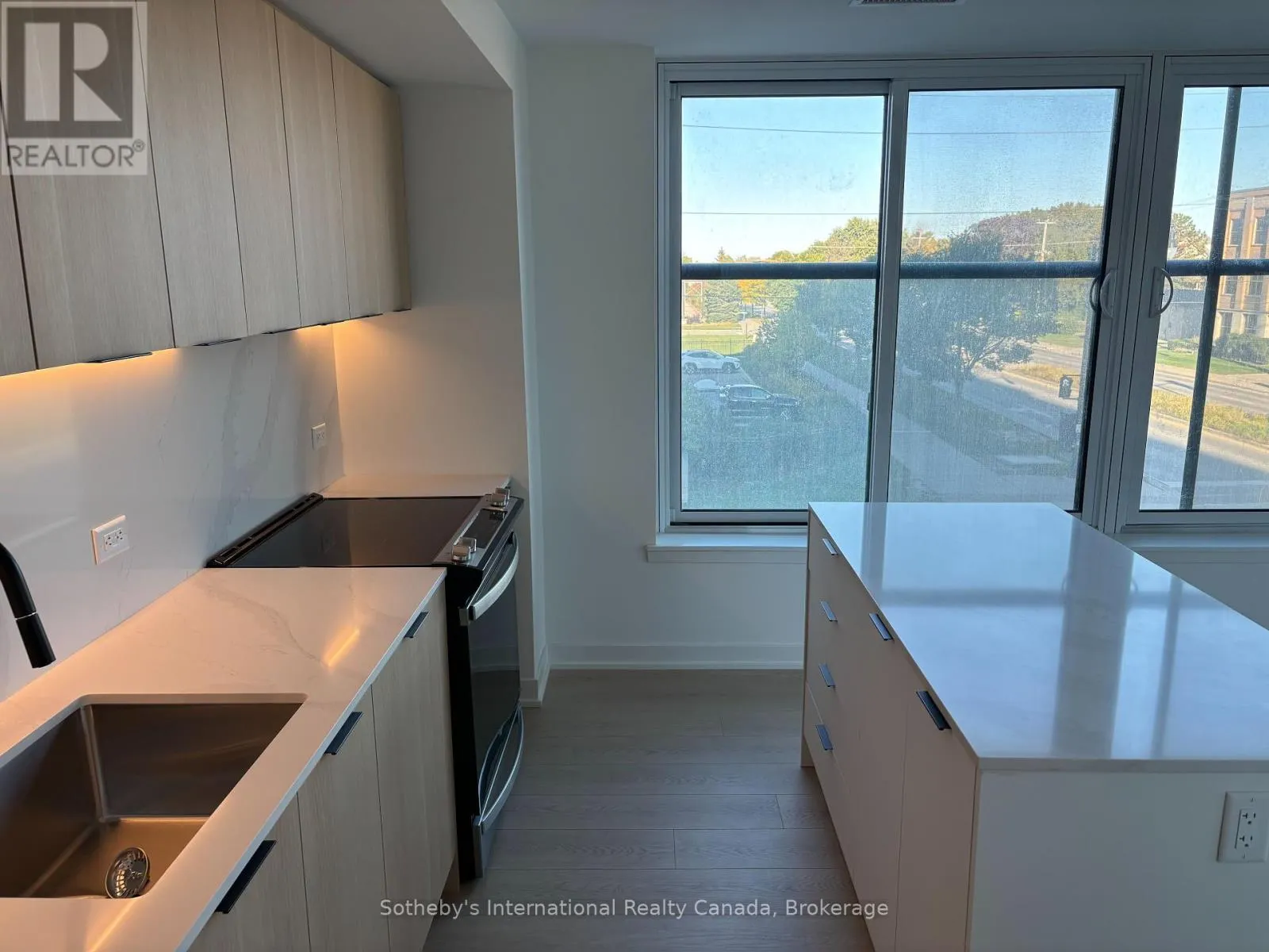 206 - 31 HURON STREET, #206