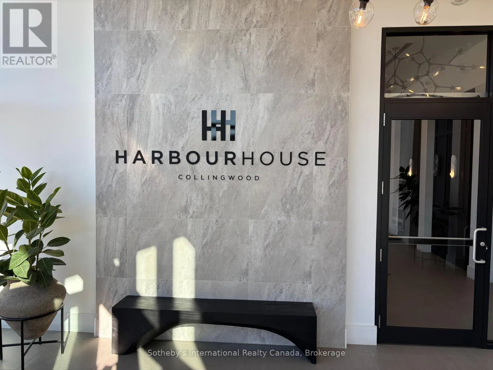 206 - 31 HURON STREET, #206
