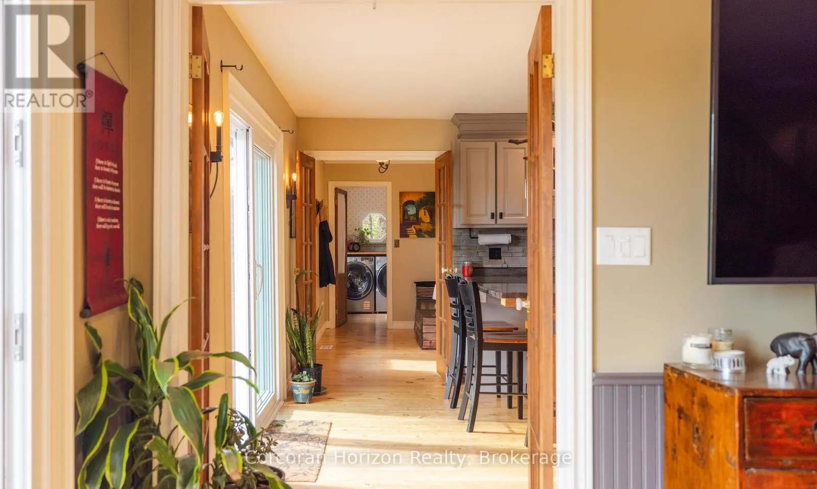 707 PETER STREET W