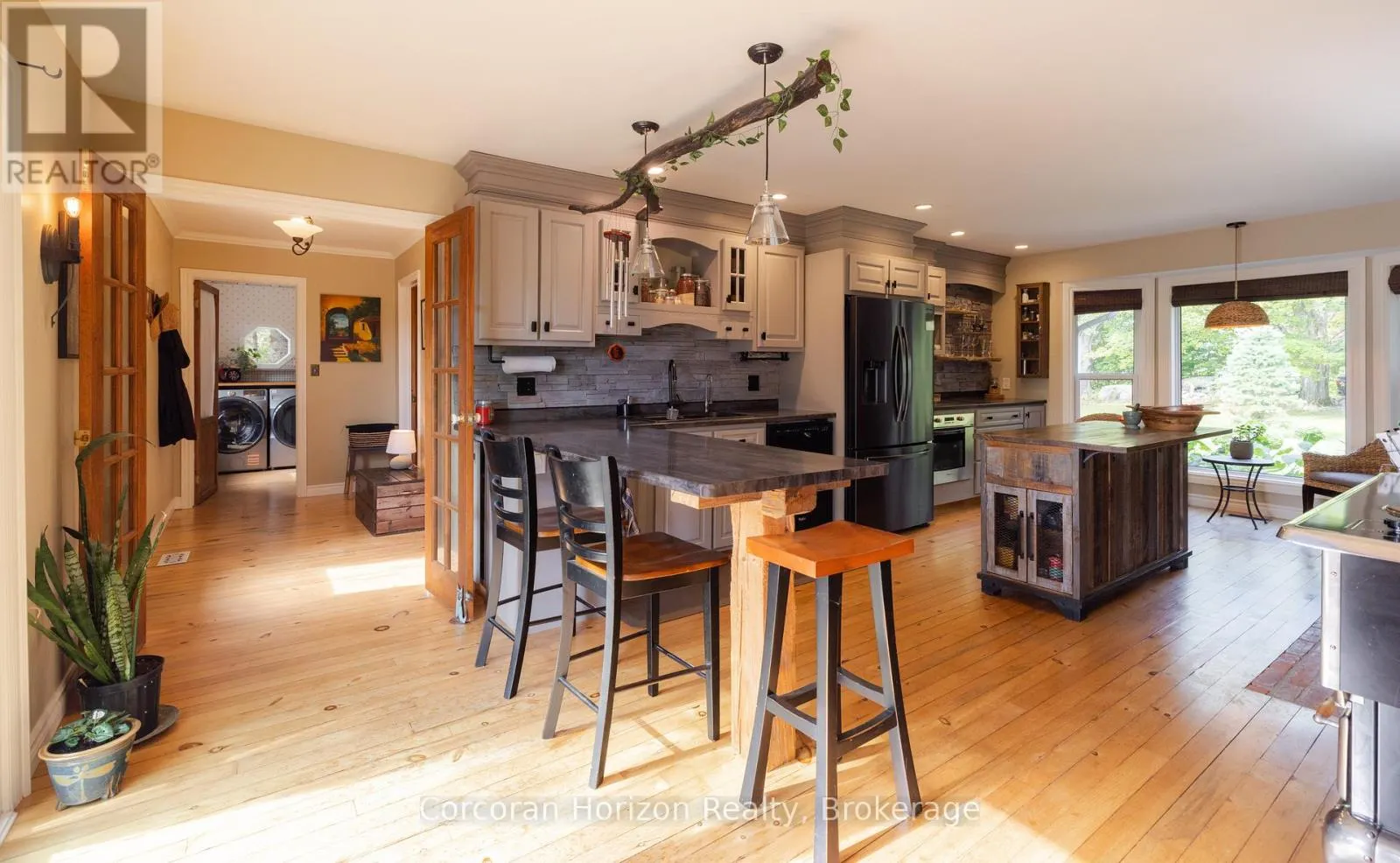 707 PETER STREET W