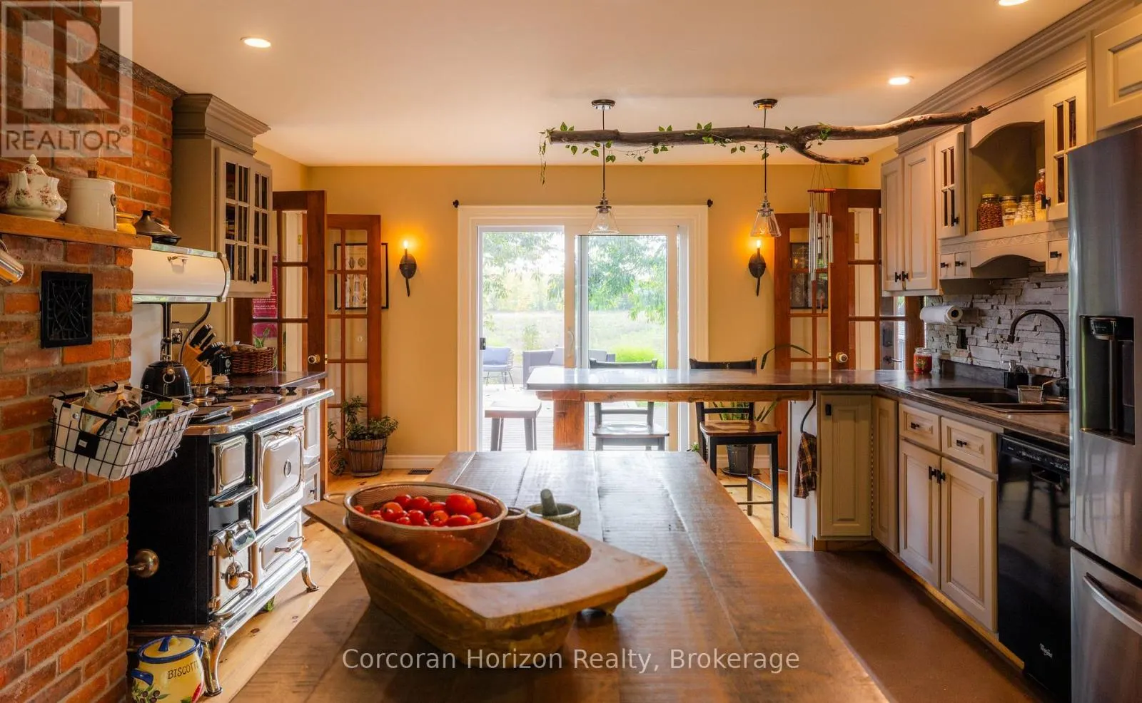 707 PETER STREET W