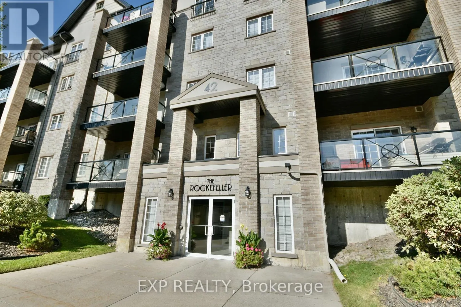 101 - 42 FERNDALE DRIVE S