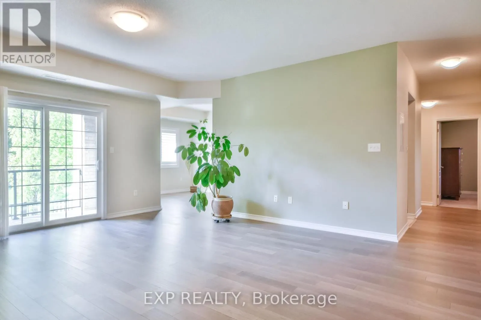 101 - 42 FERNDALE DRIVE S