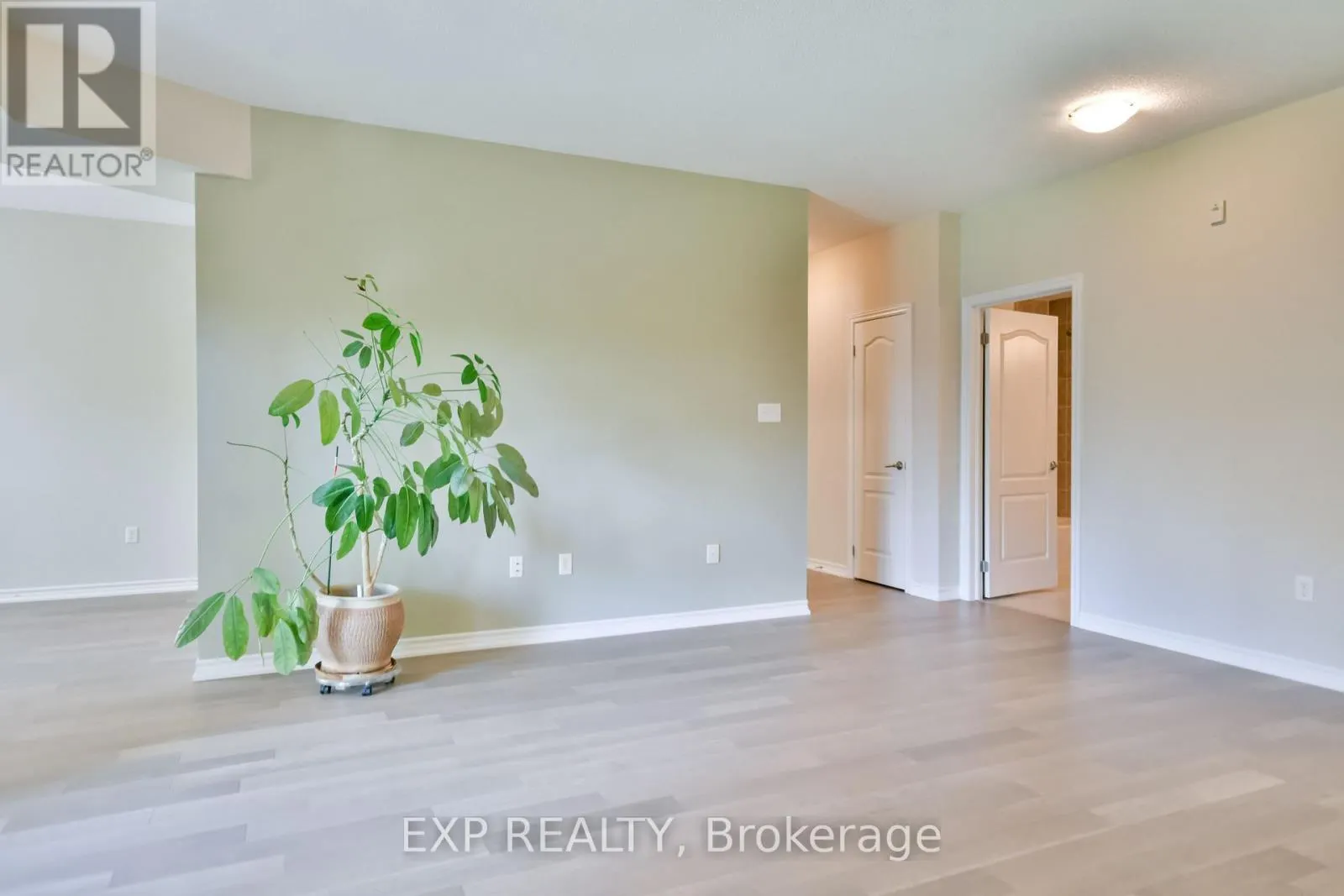 101 - 42 FERNDALE DRIVE S
