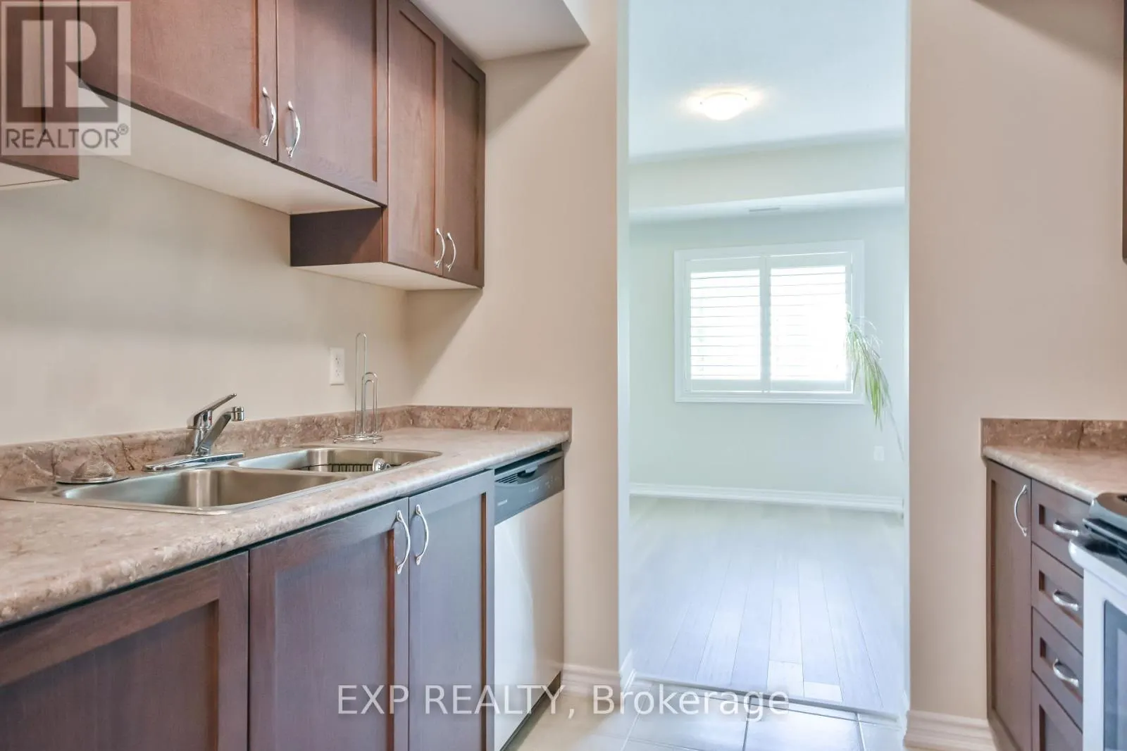 101 - 42 FERNDALE DRIVE S