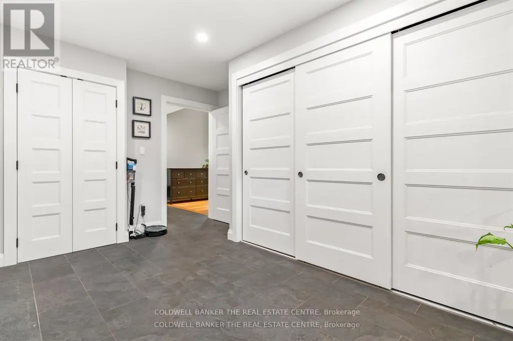2656 WESTSHORE CRESCENT