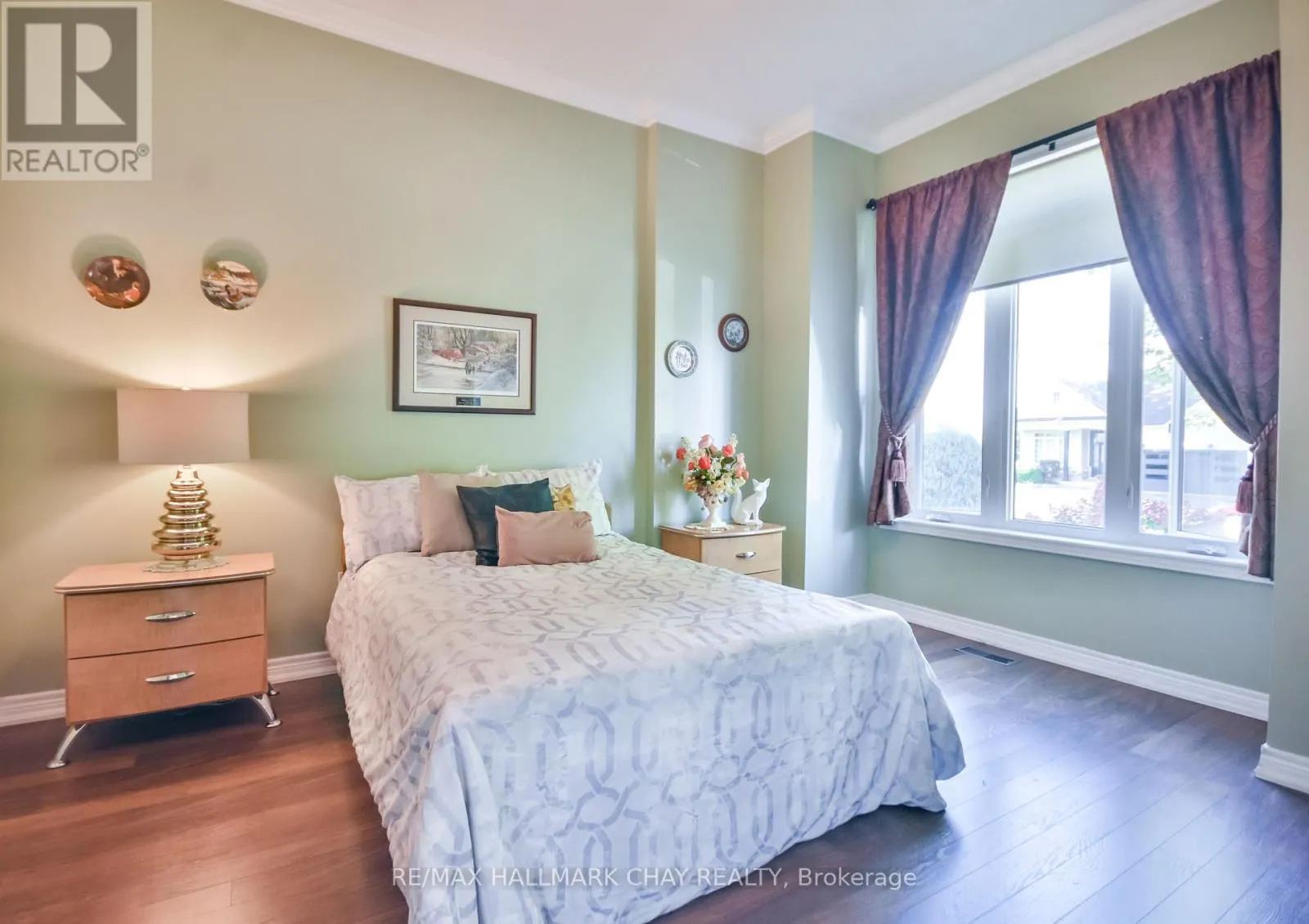 33 MEADOWOOD DRIVE
