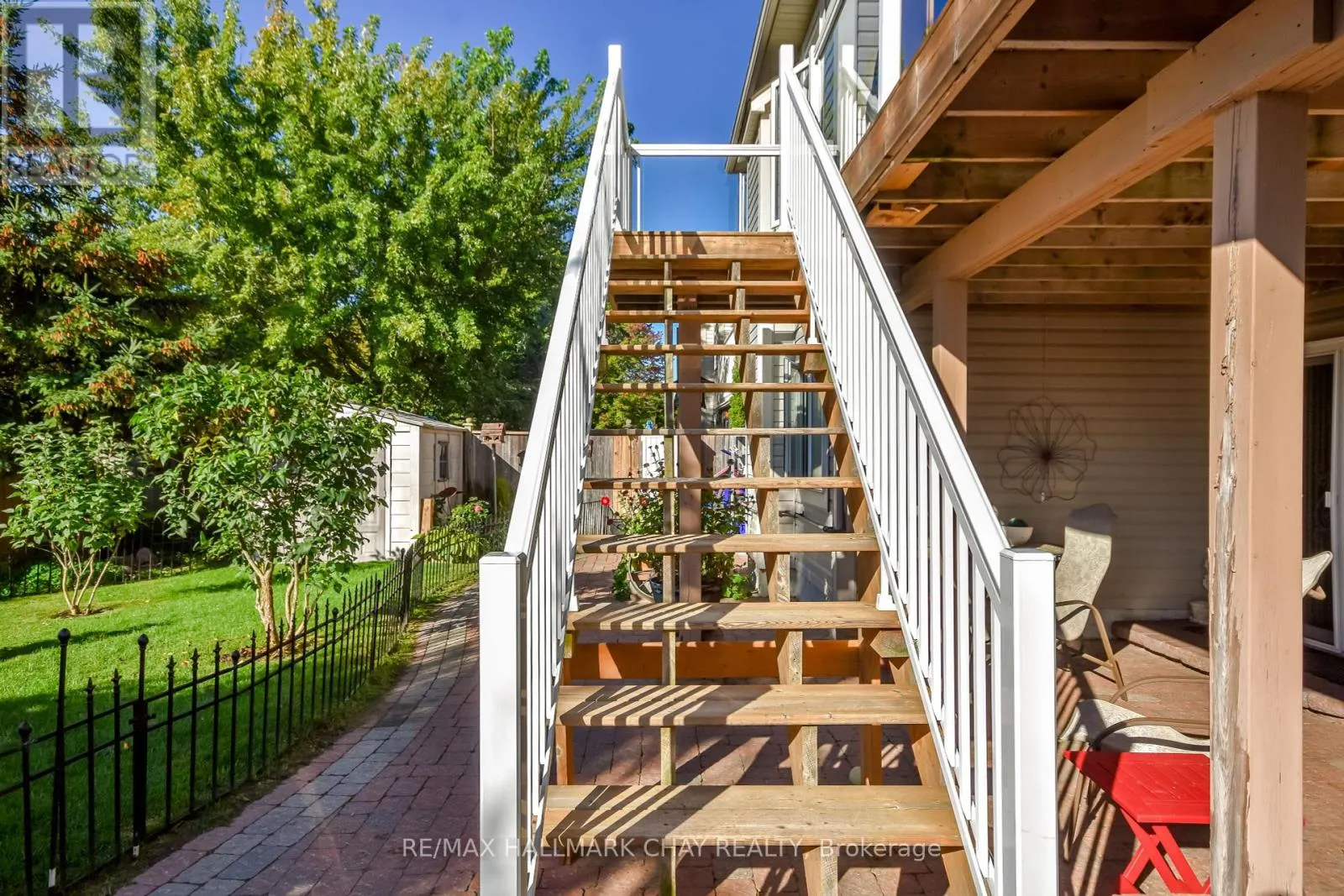33 MEADOWOOD DRIVE