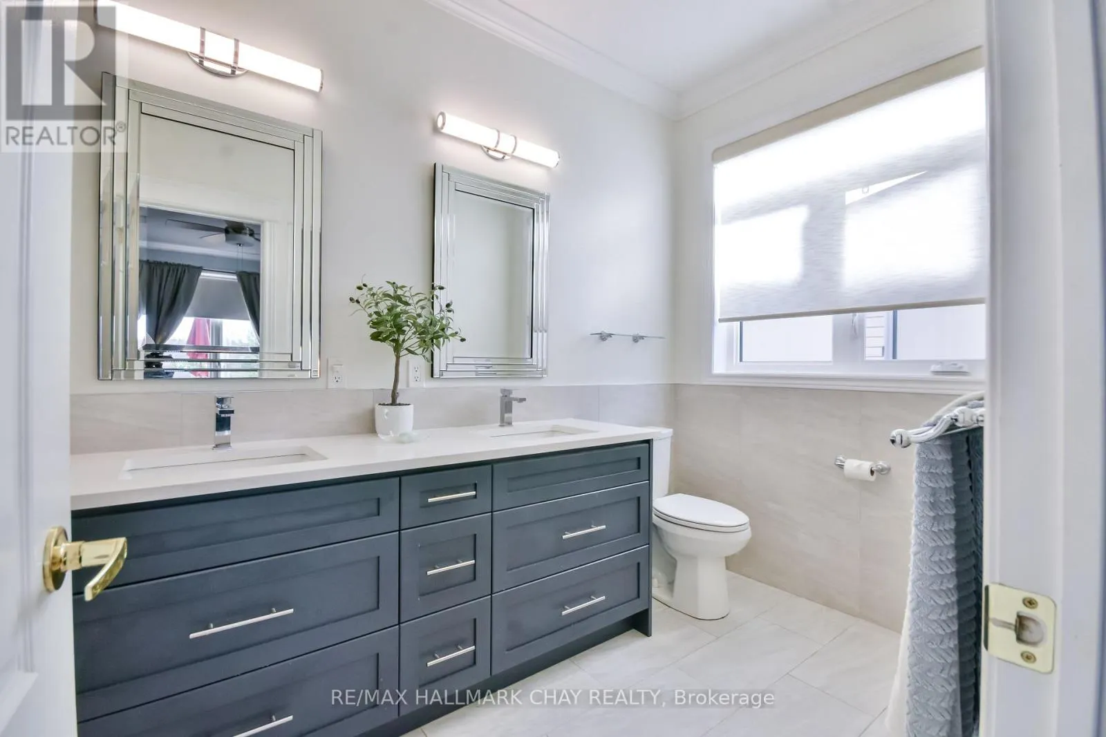 33 MEADOWOOD DRIVE