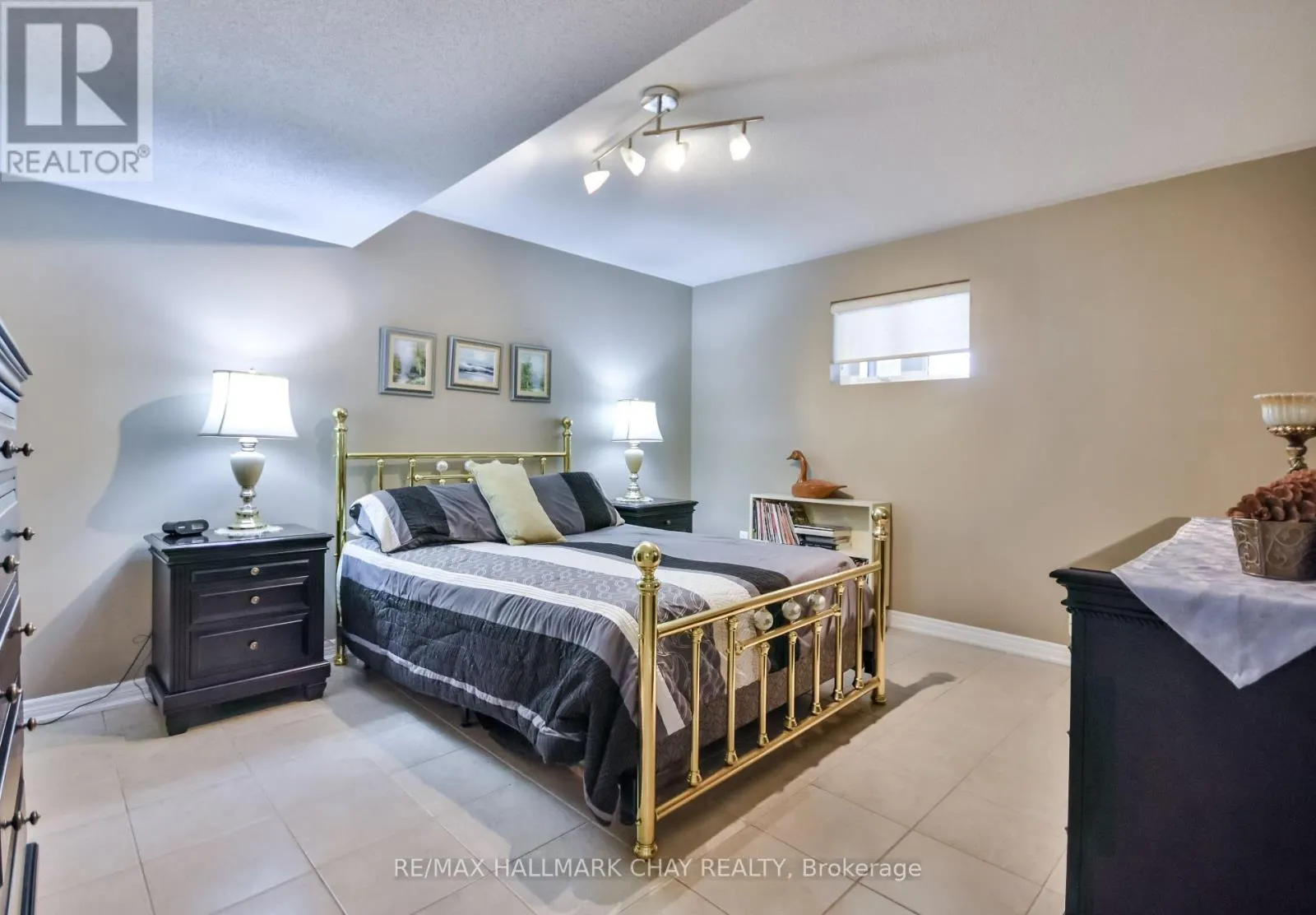 33 MEADOWOOD DRIVE
