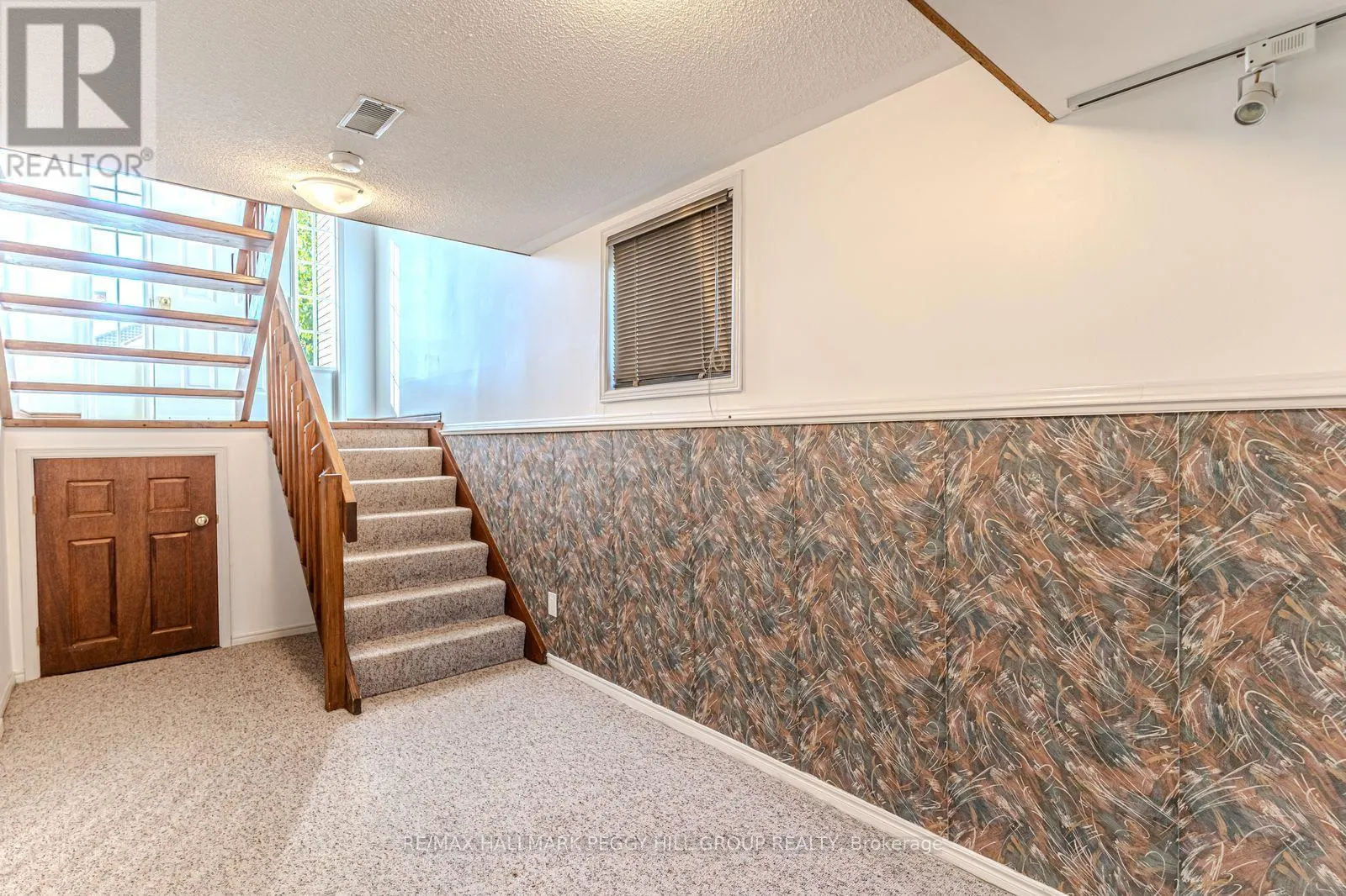 36 KEMPENFELT DRIVE
