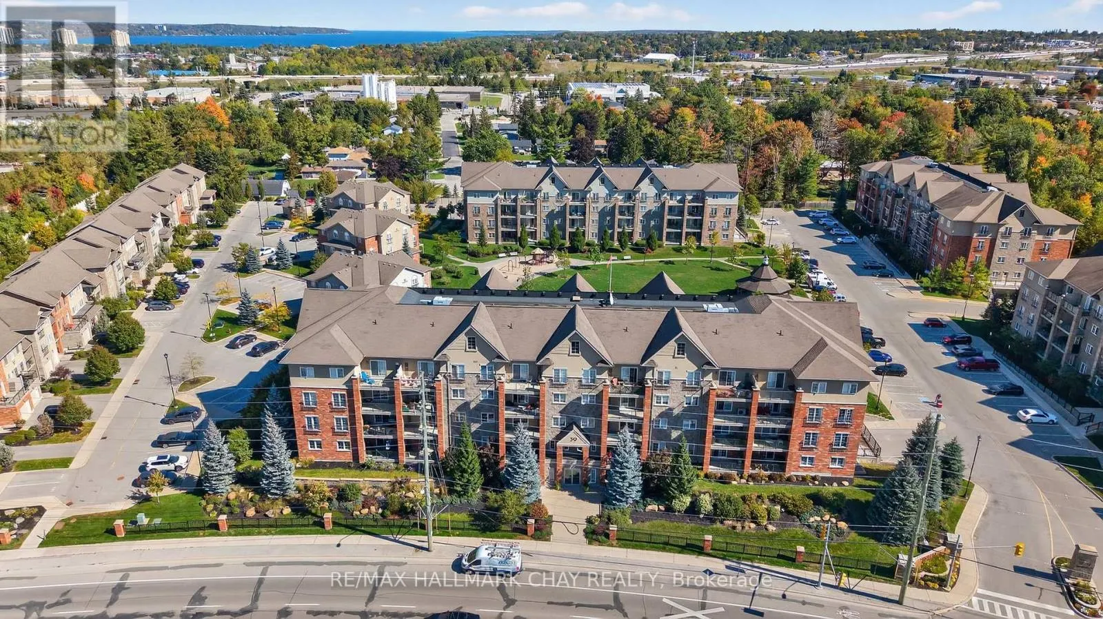 405 - 39 FERNDALE DRIVE S