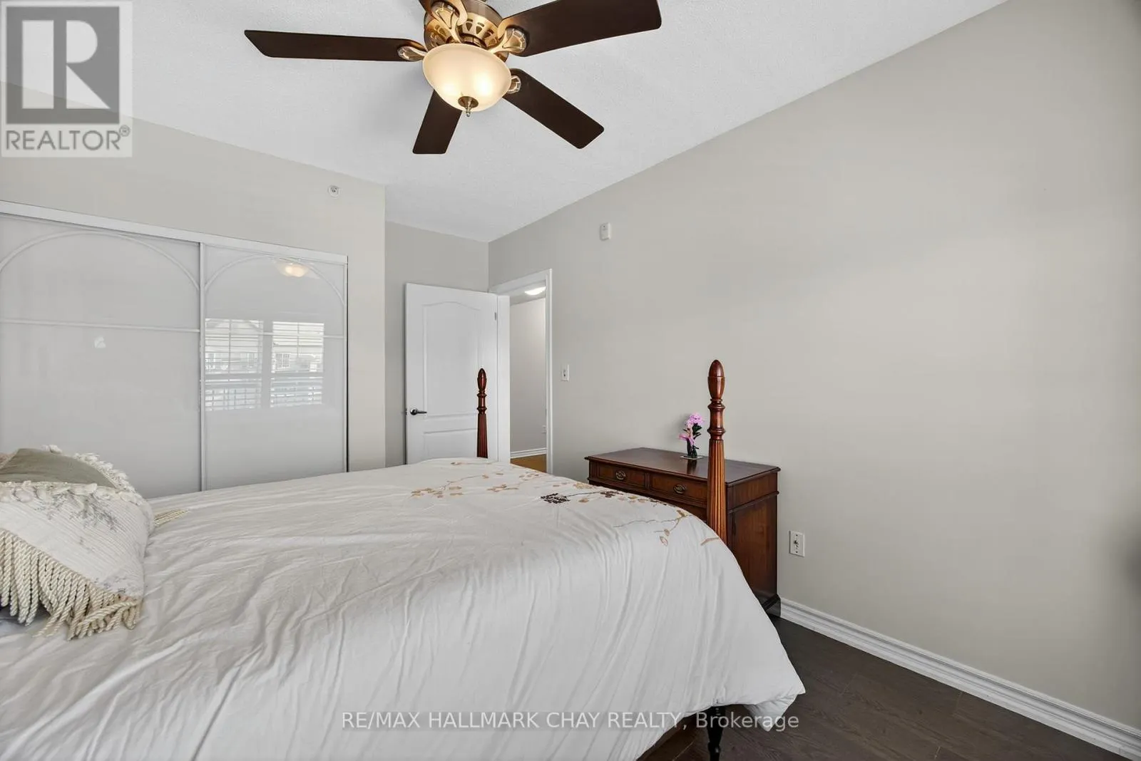 405 - 39 FERNDALE DRIVE S