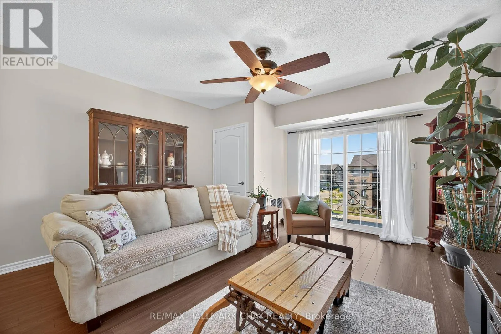 405 - 39 FERNDALE DRIVE S