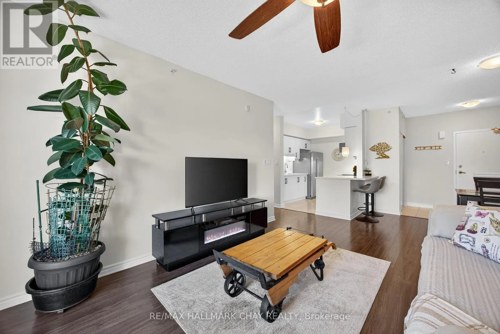 405 - 39 FERNDALE DRIVE S