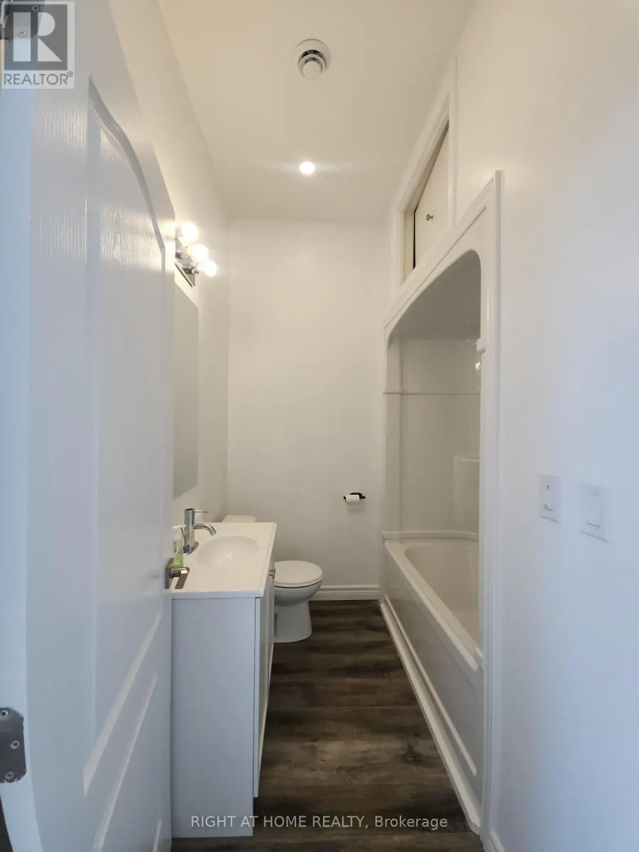 201 - 9 QUEEN STREET W