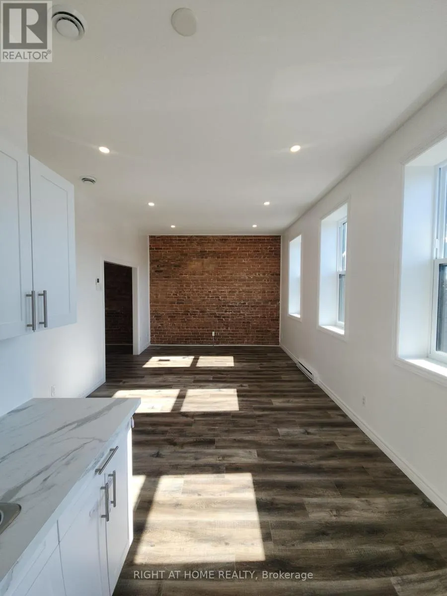 201 - 9 QUEEN STREET W
